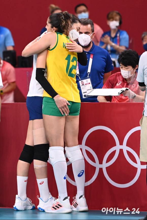 6일 오후 일본 도쿄 아리아케 아레나에서 열린 2020 도쿄올림픽 여자 배구 준결승 대한민국 대 브라질의 경기가 진행됐다. 한국 김연경이 세트스코어 0-3(16-25, 16-25, 16-25)으로 패배한 후 브라질 나탈리아의 승리를 축하하고 있다.