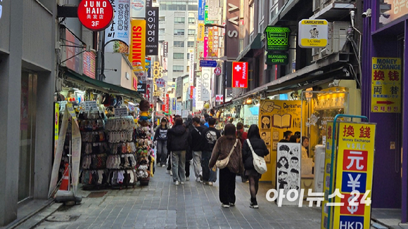 12일 외국인 관광객이 신세계면세점 명동점 K-WAVE존에 진열된 방탄소년단 굿즈를 둘러보고 있다. [사진=진광찬 기자]