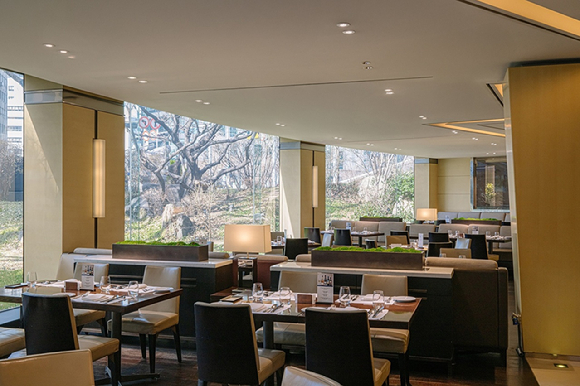 조선호텔앤리조트가 '유용욱바베큐연구소'와 협업한 특선 메뉴를 선보인다. 사진은 해당 메뉴를 맛볼 수 있는 웨스틴 조선 서울의 뷔페 레스토랑 아리아. [사진=조선호텔앤리조트]