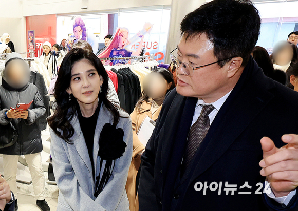 이부진 한국방문의해위원회 위원장 겸 호텔신라 대표이사와 김대현 문화체육관광부 2차관이 2026 코리아그랜드세일 개막일인 17일 오전 서울 중구 에잇세컨즈 매장을 찾아 현장점검을 하고 있다. [사진=정소희 기자]