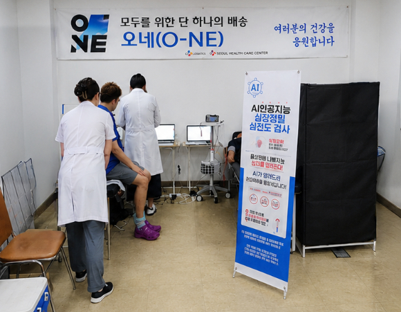 CJ대한통운이 실시하는 현장 순회 건강검진에서 택배기사가 AI 심전도 검사를 받고 있다. [사진=CJ대한통운]