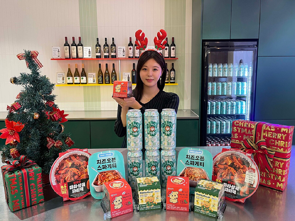 모델이 GS25에서 제안한 화제성, 가성비, 인기 상품들을 소개하고 있다. [사진=GS25]