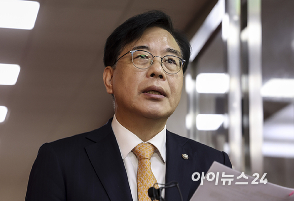 국민의힘 송언석 원내대표가 9일 오전 서울 여의도 국회 의장실 앞에서 국회의장 및 양당 원내대표 회동 전 입장발표 기자회견을 하고 있다. [사진=곽영래 기자]