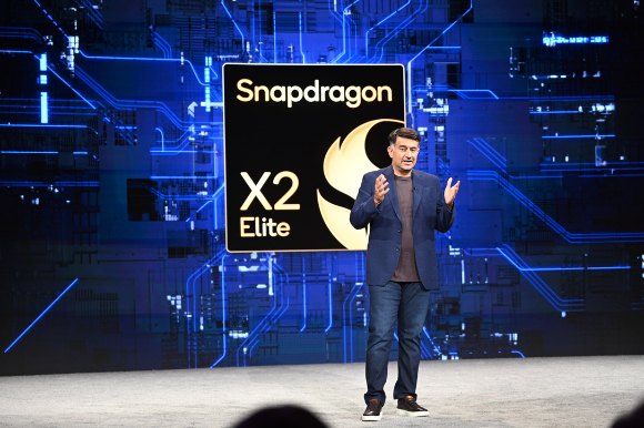 케다르 콘답 퀄컴 수석부사장 겸 컴퓨팅&middot;게이밍 부문 본부장이 24일(현지시간) 미국 하와이 마우이에서 열린 스냅드래곤 서밋 2025에서 발표하고 있다. [사진=공동취재단]