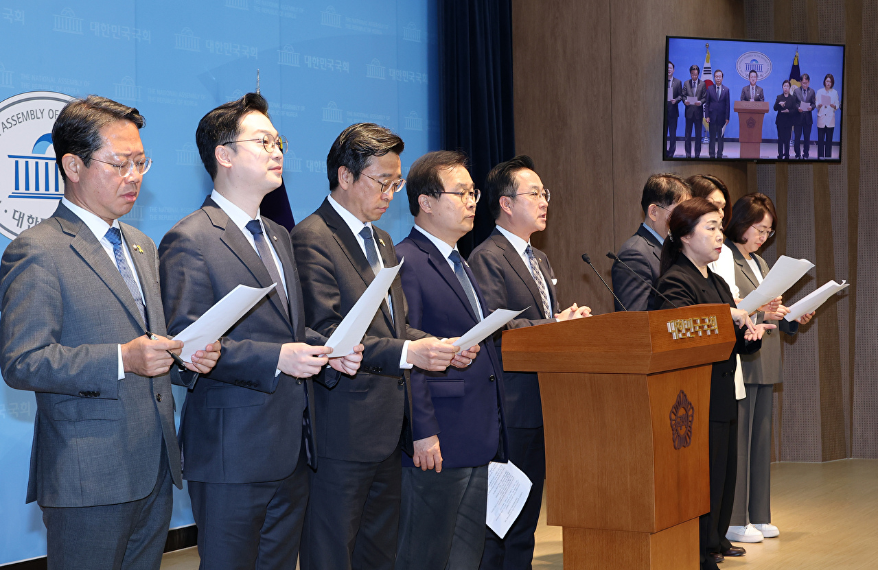 윤석열 정권 정치검찰 조작기소 진상규명을 위한 국정조사 특별위원회 소속 더불어민주당&middot;조국혁신당&middot;진보당 의원들이 17일 국회 소통관에서 "어제 청문회를 통해 대장동 사건이 보수언론과 정치검찰에 의해 설계된 조작이었음이 입증됐다"며 "특검을 통해 응분의 책임을 묻겠다"고 밝히고 있다. 2026.4.17 [사진=연합뉴스]