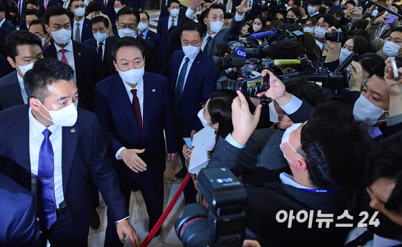 윤석열 대통령이 25일 서울 여의도 국회에서 새 정부의 첫 본예산을 설명하는 시정연설을 마치고 취재진과 인사를 하고 있다. [사진=김성진 기자]