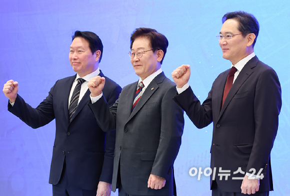 이재명 대통령과 이재용 삼성전자 회장, 최태원 SK그룹 회장이 지난 29일 청와대에서 열린 3대 메가프로젝트 국민보고회에서 기업 투자 발표 후 기념촬영을 하고 있다. 2026.6.29 [사진=청와대통신사진기자단]