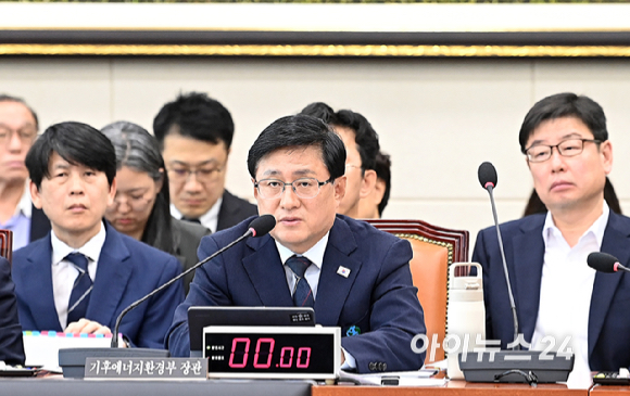 김성환 기후에너지환경부장관이 6일 서울 여의도 국회에서 열린 기후에너지환경노동위원회 국정감사에서 의원 질의에 답변하고 있다. [사진=곽영래 기자]