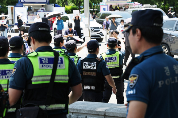 '잠실 개표소 봉쇄 시위'가 계속되고 있는 9일 서울 송파구 올림픽공원 핸드볼경기장 출입구 앞에서 경찰들이 교대하고 있다. 2026.6.9 [사진=연합뉴스]