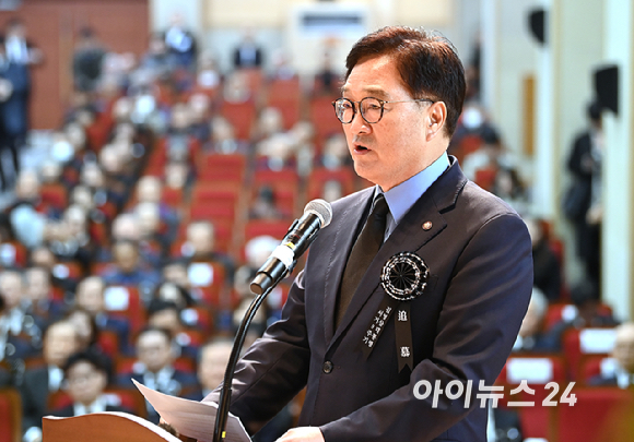 우원식 국회의장이 22일 오전 서울 동작구 국립서울현충원에서 열린 고(故) 김영삼 전 대통령 9주기 추모식에서 추모사를 하고 있다. [사진=곽영래 기자]