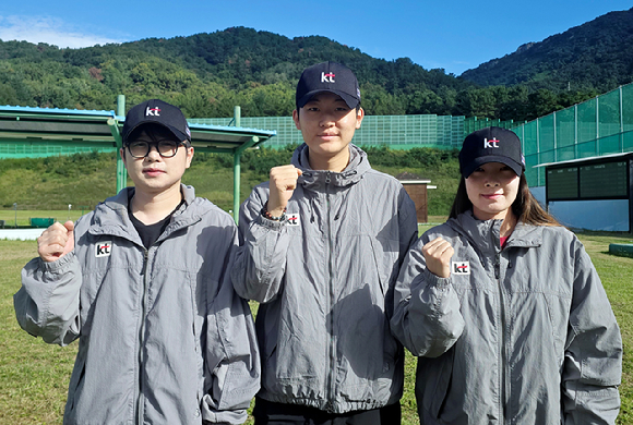 2026 아이치&middot;나고야 아시안게임 사격에서 메달을 획득한 (왼쪽부터) KT 사격단 박하준, 정승우, 장국희 선수가 기념 촬영을 하고 있다. [사진=KT]