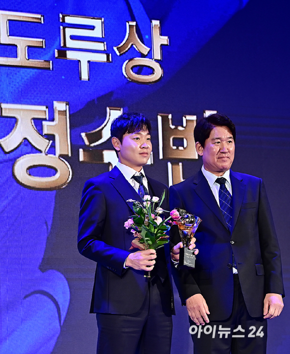 도루상을 수상한 두산 정수빈이 27일 오후 서울 중구 웨스틴 조선 서울에서 열린 '2023 KBO 시상식'에서 기념촬영을 하고 있다. [사진=곽영래 기자]