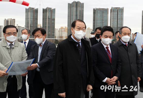 권영세 대통령직인수위원회 부위원장을 비롯한 인수위원들이 18일 오후 새 대통령 집무실 후보지인 서울 용산구 국방부 청사를 둘러보고 있다. [사진=국회사진취재단]