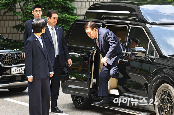 윤석열 전 대통령이 9일 오전 서울 서초구 서울중앙지방법원에서 열릴 내란 우두머리 혐의 사건 6차 공판에 출석하고 있다. [사진=사진공동취재단]