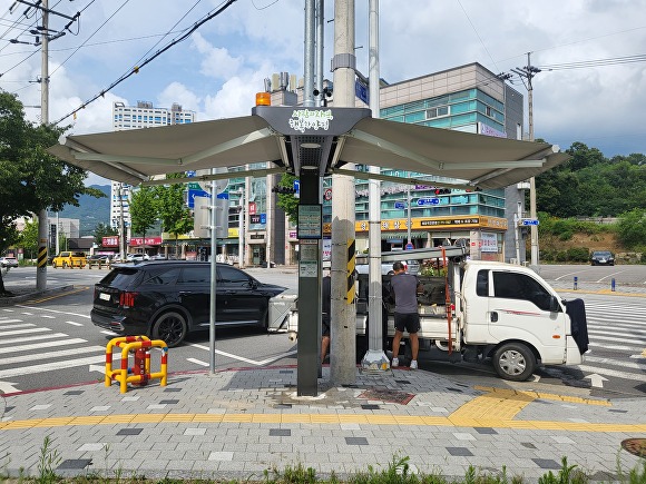 횡단보도 앞에 설치된 스마트그늘막 [사진=양평군]