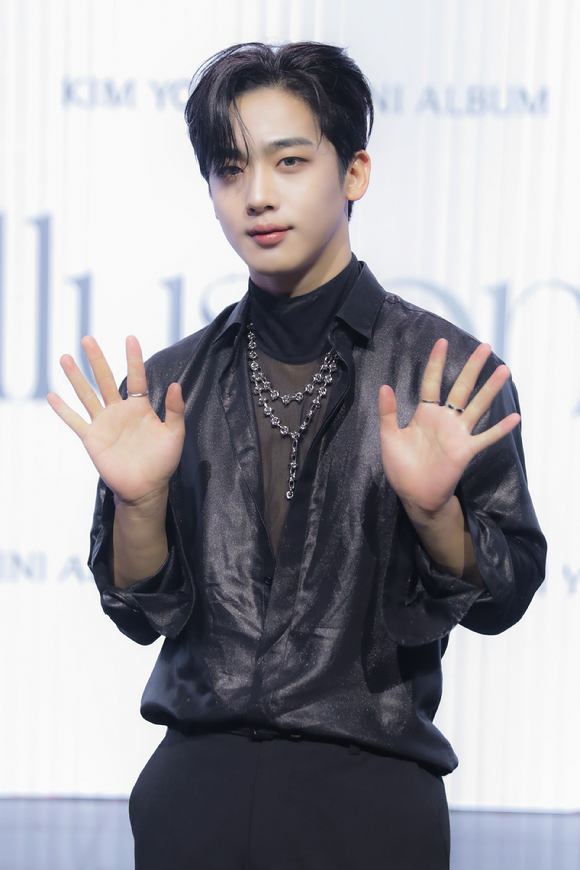 가수 김요한이 10일 솔로 미니앨범 'Illusion'(일루전) 발매 기념 온라인 쇼케이스에서 포즈를 취하고 있다. [사진=위엔터테인먼트]
