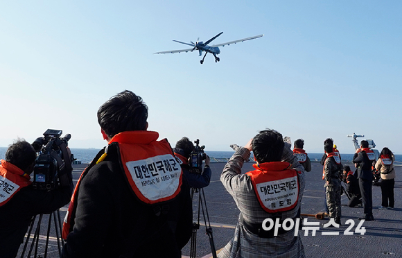 12일 포항 해상에 위치한 해군 독도함에서 실시된 '대형플랫폼 함정 무인기 운용 전투 실험' 에서 미국 제너럴 아토믹스(General Atomics)에서 개발 중인 고정익 무인기 모하비(Mojave)가 이륙해 동해 상공을 비행하고 있다. [사진=사진공동취재단]