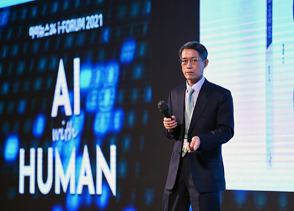 'AI 위드 휴먼(AI With Human)'을 주제로 AI 기술의 현주소를 살펴보고 미래 발전 방향을 제시하는 한편, 인간과 AI의 공존을 탐구해보는 '아이포럼 2021'이 2일 서울 드래곤시티호텔 그랜드볼룸 한라홀에서 개최됐다. 정상조 서울대 법학대학원 교수 겸 국가지식재산위원회 위원장이 'AI 알고리즘 창의력 제고와 규범적 통제'를 주제로 기조강연을 하고 있다.