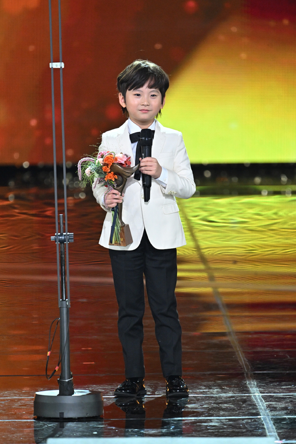 'KBS연기대상' 청소년연기상을 수상한 김건우 [사진=KBS ]