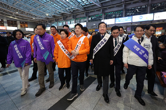 이낙연, 이준석 개혁신당 공동대표, 김종민 최고위원 및 관계자들이 설 연휴 첫날인 9일 서울 용산역에서 합동 인사를 하고 있다. [사진=뉴시스]