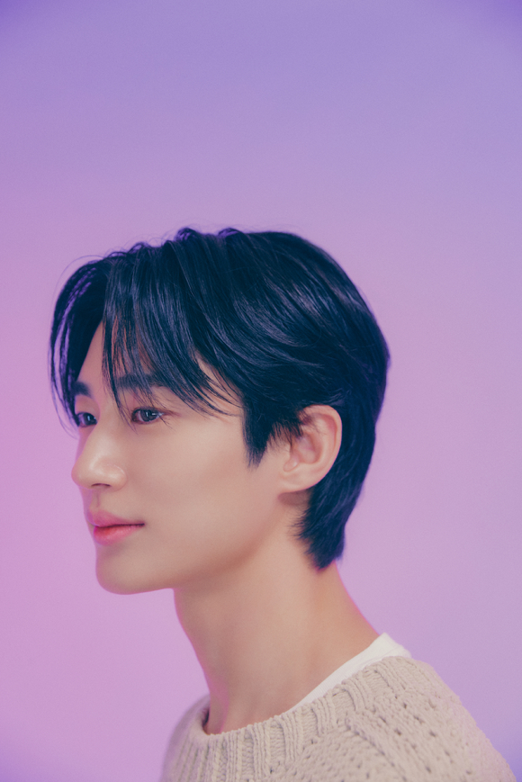 배우 변우석이 넷플릭스 영화 '20세기 소녀'(감독 방우리) 인터뷰에 앞서 포즈를 취하고 있다. [사진=넷플릭스]