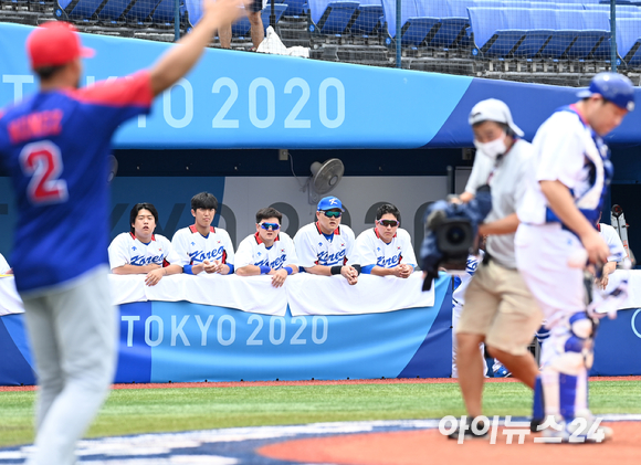7일 일본 가나가와현 요코하마 스타디움에서 2020 도쿄올림픽 야구 한국과 도미니카공화국의 동메달결정전이 펼쳐졌다. 한국 야구대표팀이 1회초 1사 도미니카공화국 후안 프란시스코에게 솔로홈런을 허용한 후 아쉬워하고 있다.