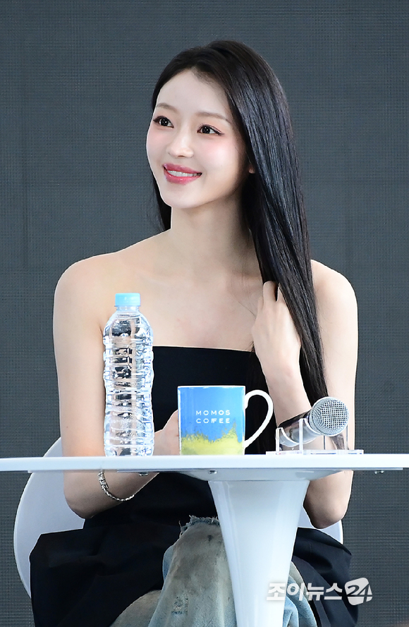 배우 한소희와 전종서가 18일 부산광역시 해운대구 우동 영화의 전당에서 열린 제30회 부산국제영화제(BIFF) 오픈 토크 '프로젝트 Y' 행사에 참석하고 있다. [사진=정소희 기자]