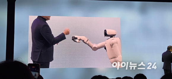 5일(현지시간) 미국 라스베이거스 만달레이베이 컨벤션 센터에서 열린 LG 월드 프리미어 무대에서 LG 클로이드와 스티브 스카브로우 LG전자 미국법인 ES CAC 실장이 '주먹 인사'를 하는 모습. [사진=박지은 기자]