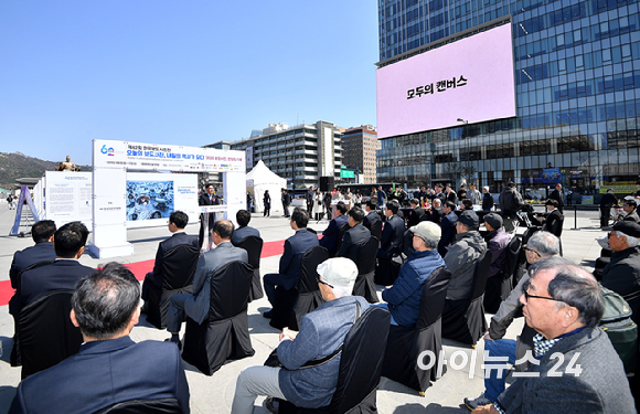 이호재 한국사진기자협회장이 7일 서울 종로구 광화문 광장에서 열린 제62회 한국보도사진전 '오늘의 보도사진, 내일의 역사가 되다' 개막식에서 인사말을 하고 있다. [사진=사진공동취재단]