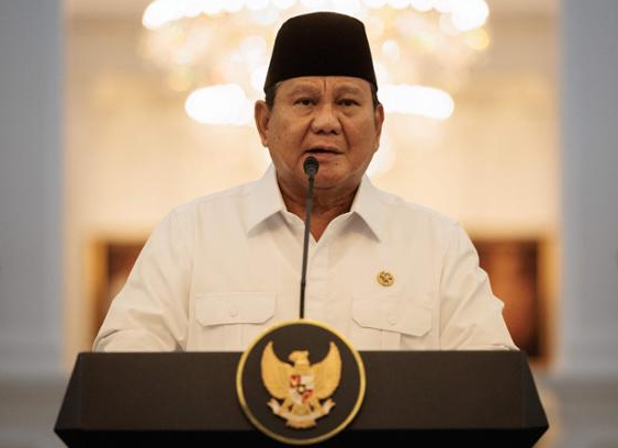 한 인도네시아 시민이 경찰차에 분노의 발길질을 날리고 있다. [사진=AP/연합뉴스]