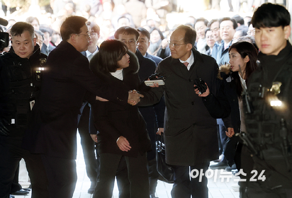 추경호 국민의힘 의원이 2일 서울 서초구 서울중앙지방법원에서 열린 구속 전 피의자 심문(영장실질심사)에 출석하며 국민의힘 의원들의 응원을 받고 있다. [사진=정소희 기자]
