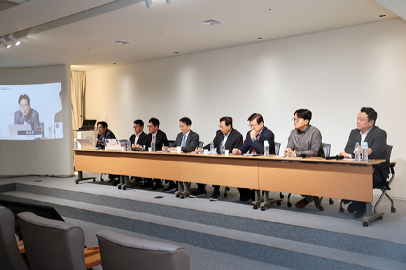 김진형 카이스트 전산학부 명예교수가 한국과학기술한림원 회관에서 'AI 3대 강국을 위한 우리의 전략'을 주제로 열린 토론회에 참석해 발언하고 있다. [사진=한국과학기술한림원]