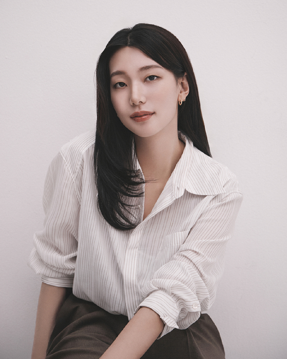 배우 이호정이 넷플릭스 시리즈 '당신이 죽였다' 인터뷰에 앞서 포즈를 취하고 있다. [사진=매니지먼트 레도]