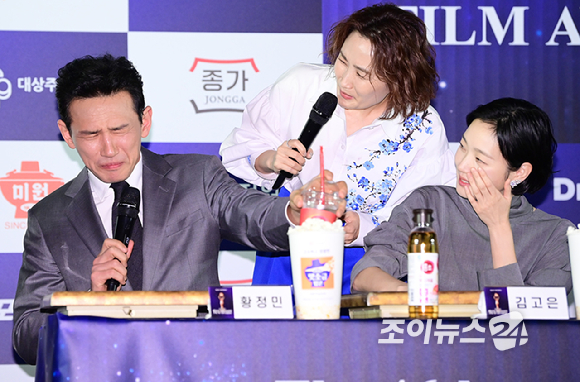 29일 오전 서울 영등포구 CGV 여의도에서 열린 제45회 청룡영화상 수상자들과 함께하는 핸드프린팅 행사에서 홍초 음료를 마시는 황정민을 박경림과 김고은이 바라보고 이다. [사진=정소희 기자]