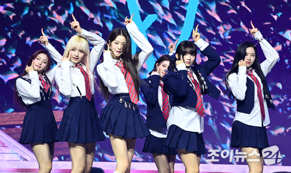 그룹 아이브가 5일 오후 서울 용산구 한남동 블루스퀘어에서 열린 두 번째 싱글 '러브 다이브(LOVE DIVE)' 발매 기념 쇼케이스에서 공연을 하고 있다. [사진=김성진 기자]