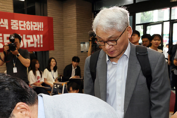 국민의힘 여상원 중앙윤리위원회 위원장이 14일 전한길 씨에 대한 징계 논의를 주재하기 위해 서울 여의도 중앙당사로 들어서고 있다. [사진=연합뉴스]
