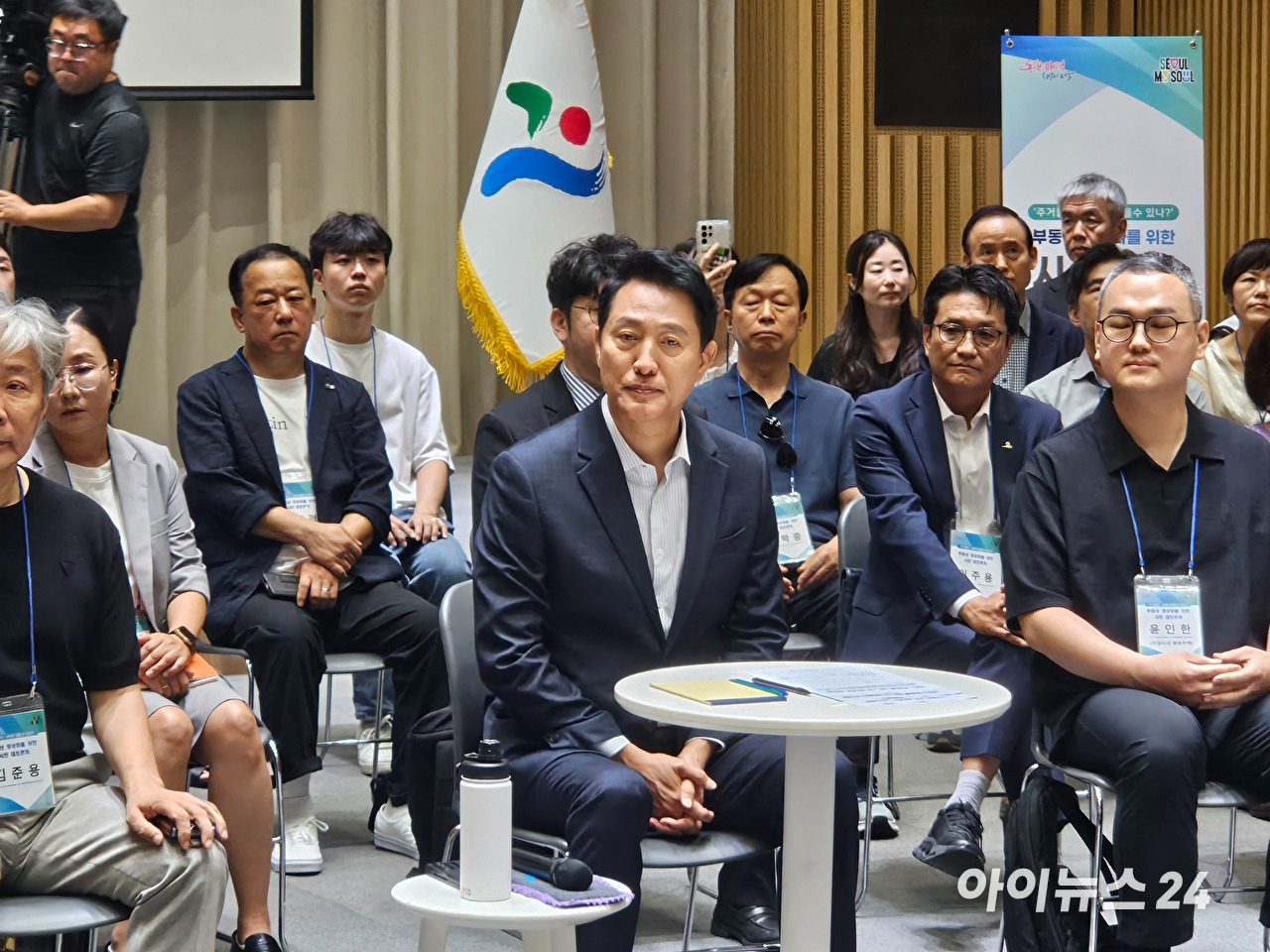 오세훈 서울시장이 6일 서울시청에서 열린 ''에서 참석자의 발언을 경청하고 있다. 2026.8.6 [사진=연합뉴스]