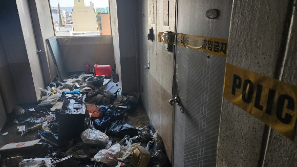 울산 남구 달동의 한 아파트 복도에 쓰레기 산이 쌓여 있다. 지난 28일 오후 6시 56분께 이 아파트에서 발생한 화재로 저장 강박 증세를 보이던 70대 주민이 사망했다. 소방 당국은 쓰레기 정리와 함께 진화 작업을 벌인 끝에 약 7시간 45분 만에 불을 완전히 껐다. 2025.12.29 [사진=연합뉴스]