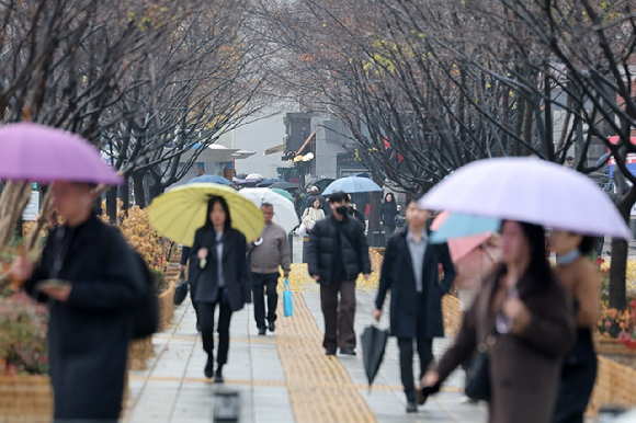 서울 종로구 광화문네거리에서 우산을 쓴 시민들이 이동하고 있다. [사진=연합뉴스]