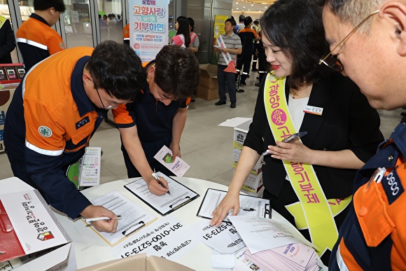 11일 포항제철소와 광양제철소가 포항제철소 중앙대식당에서 직원들의 고향사랑기부제 상호 기부 참여 독려를 위한 행사를 열고 있다. [사진=포스코]