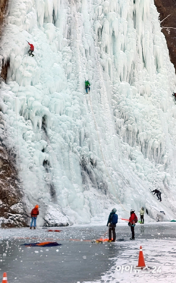 18일 강원도 원주시 지정면 판대리 판대 아이스파크에서 클라이머들이 빙벽등반을 즐기고 있다. [사진=정소희 기자]