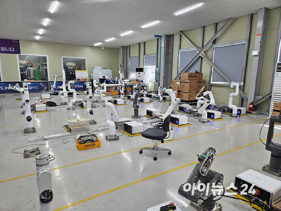 뉴로메카 포항비즈니스베이 공동연구실에서는 물류라인을 가장한 휴머노이드 실증이 진행 중이다. [사진=설재윤 기자]