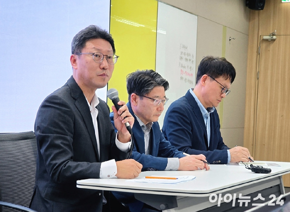 20일 오전 서울 중구 삼화타워에서 진행된 유심(USIM) 일부 정보 유출 관련 SK텔레콤의 데일리(일간) 브리핑에서 김희섭 SK텔레콤 PR센터장이 발표하고 있다. [사진=안세준 기자]