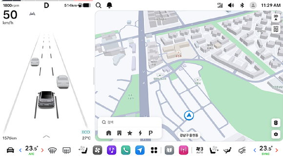 '플레오스 커넥트' 대화면 디스플레이. 왼쪽 '주행 정보 화면'에 주변의 객체와 차선 정보를 인식하는 모습이 표시되고 있다. 오른쪽 '앱 화면'은 내비게이션과 블루투스 오디오가 분할 화면으로 실행되고 있다. [사진=현대자동차그룹]