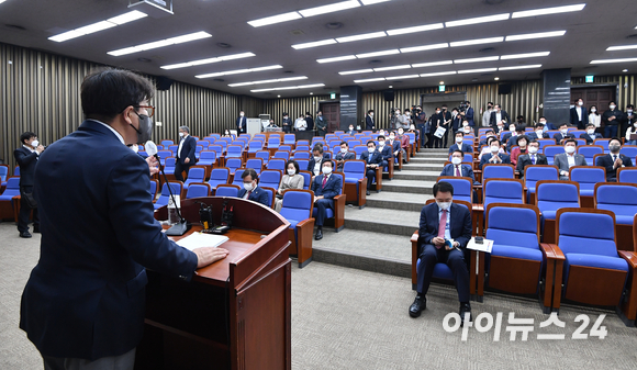 권성동 국민의힘 원내대표가 22일 서울 여의도 국회에서 열린 의원총회에서 모두발언을 하고 있다. [사진=김성진 기자]