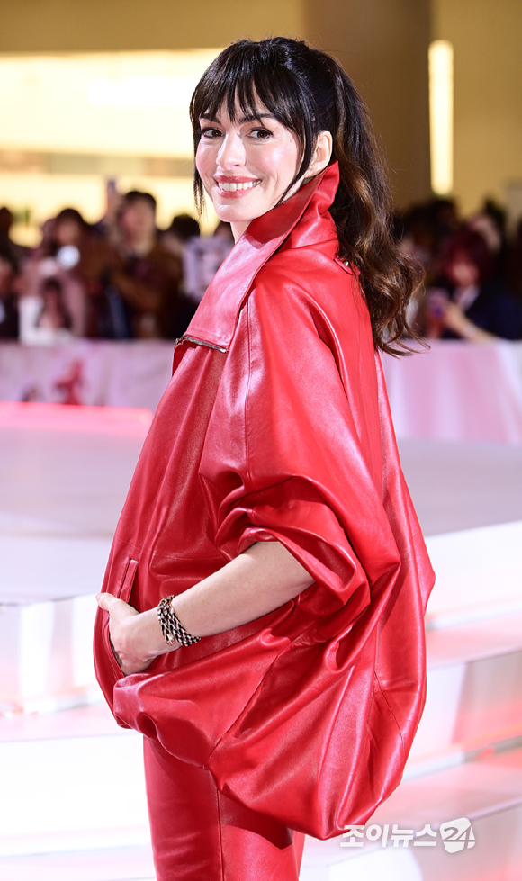 배우 앤 해서웨이가 8일 오후 서울 영등포구 타임스퀘어에서 열린 영화 '악마는 프라다를 입는다 2' 레드카펫 행사에 참석하고 있다. [사진=정소희 기자]