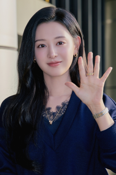 김지원, 오늘도 예쁨 콕⋯얼굴이 손바닥보다 작네