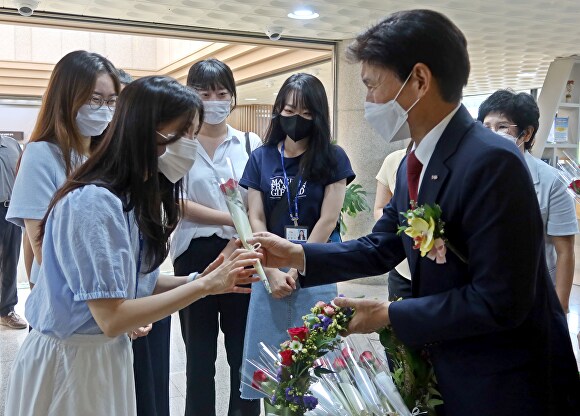 이태훈 달서구청장이 1일 취임식에 앞서 여 직원들에게 장미한 송이씩을 나눠주고 있다. [사진=달서구]