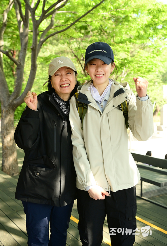 안옥순-백지연 모녀가 25일 서울 강북구 우이동 만남의 광장에서 열린 산악인 오은선 대장과 함께하는 '제13회 희망찾기 등산&middot;트레킹 교실'에 참석해 포즈를 취하고 있다. [사진=정소희 기자]
