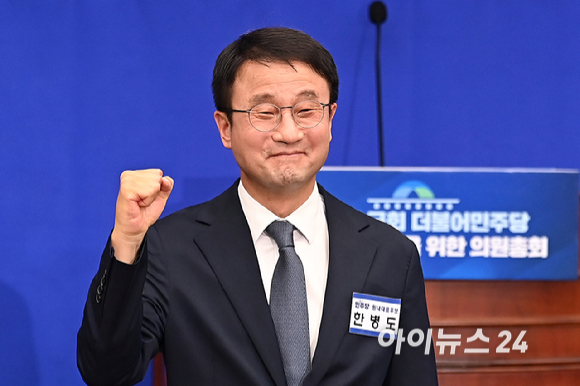 한병도 더불어민주당 원내대표 후보가 6일 서울 여의도 국회에서 열린 더불어민주당 제3기 원내대표 선출 의원총회에서 기념촬영을 하고 있다. [사진=곽영래 기자]